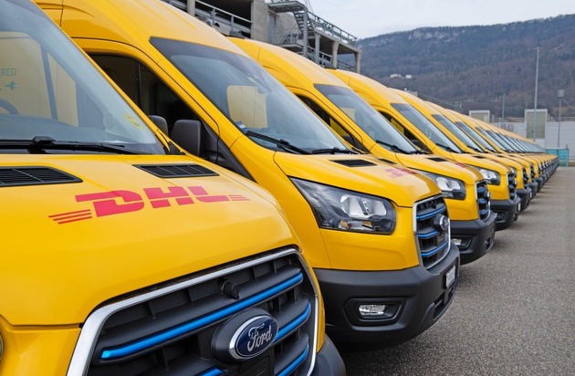 Ford elektrisiert DHL-Flotte mit neuen E-Transit-Modellen / Weiterer Text über ots und www.presseportal.ch/de/nr/100000451 / Die Verwendung dieses Bildes für redaktionelle Zwecke ist unter Beachtung aller mitgeteilten Nutzungsbedingungen zulässig und dann auch honorarfrei. Veröffentlichung ausschließlich mit Bildrechte-Hinweis.